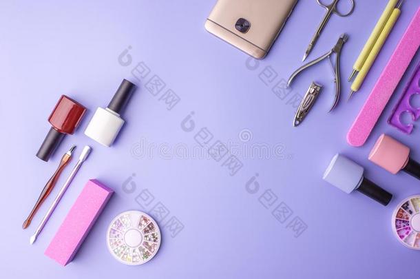 放置关于化妆品工具为修指甲和医师向一紫色的b一ck