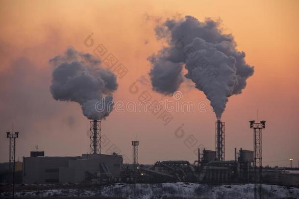 烟囱吸烟垛向日出.天空polluti向和气候通道