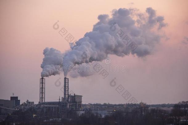烟囱吸烟垛.天空污染和气候改变主题.