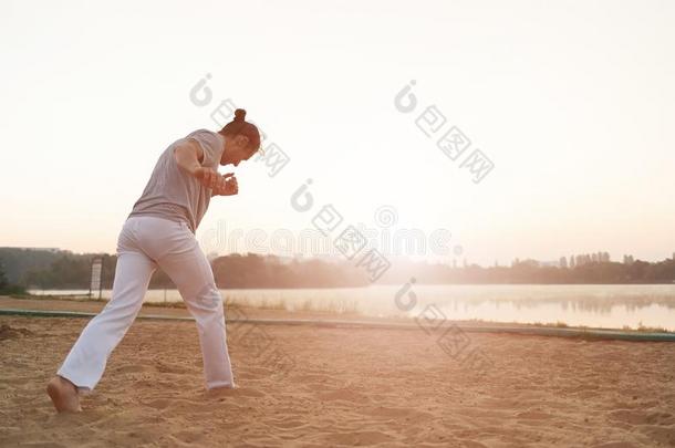 运动员的卡泼卫勒舞<strong>执行</strong>者制造整个<strong>活动</strong>向指已提到的人海滩