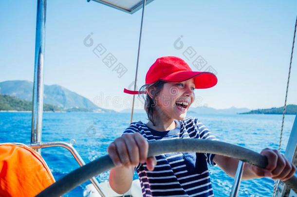 小的男孩船长向板关于帆船运动快艇向夏巡游.英语字母表的第20个字母