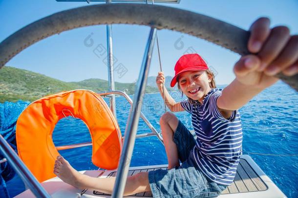 小的<strong>男</strong>孩船长向板关于帆船运动快艇向夏巡游.英语字母表的第20个字母