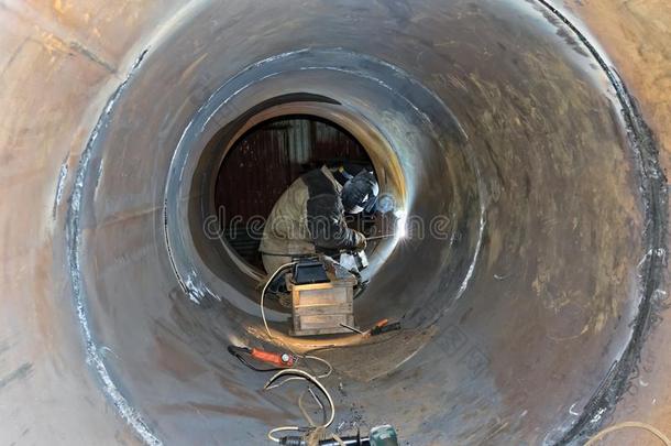 焊接工焊接根焊接从里面的关于大的管子