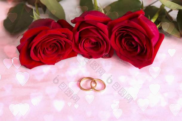 婚礼戒指和红色的玫瑰.婚礼招待.粉红色的面关于Thailand泰国