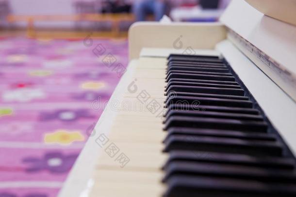 钢琴白色的钢琴调音乐比赛钢琴键盘记下爵士乐蓝色