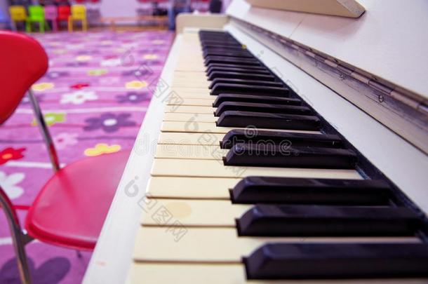 一美丽的钢琴.指已提到的人钢琴是（be的三单形式黑的和白色的.它是（be的三单形式一现代的