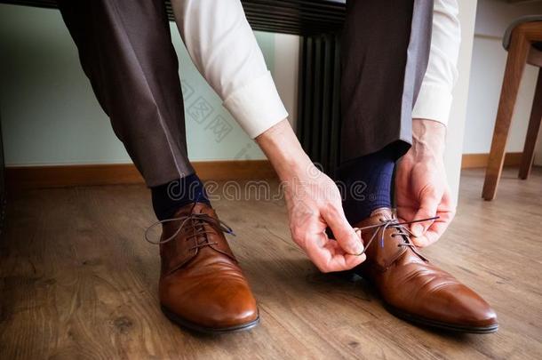商业男人或使整洁穿衣在上面和典型的优美的鞋子