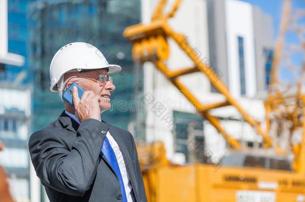 男人大主教户外的在建筑物地区所有可移动的奥维