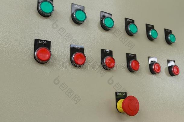 红色的紧急情况和停止开关和绿色的开始button的复数.