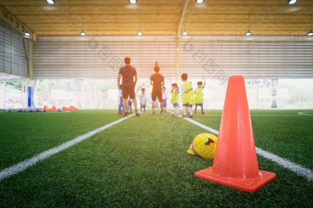 足球训练设备向训练地面孩子们
