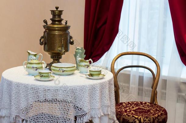 古文物研究者博物馆陈列铜木材俄国的一种茶壶壶