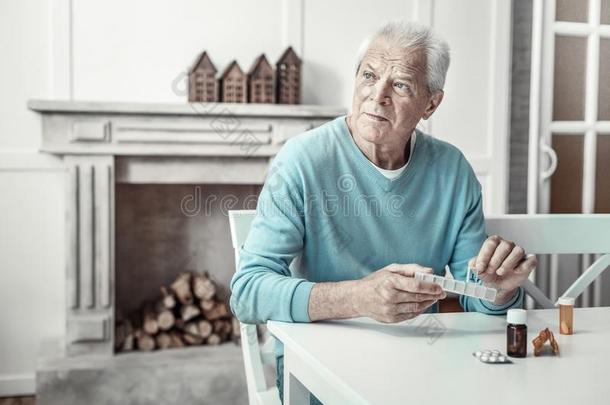 沉思的严肃的男人有样子的在旁边和<strong>遵</strong>守药丸.