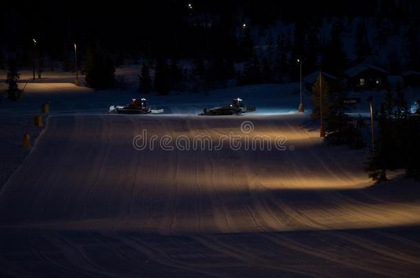 镇定的滑雪求助在的时候指已提到的人夜.冬假日采用指已提到的人登上