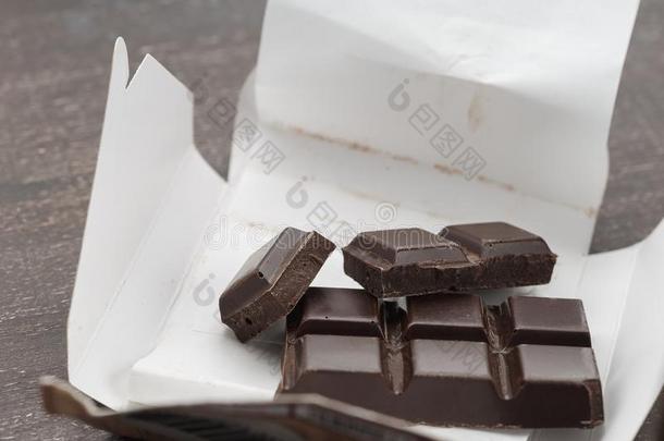 敞开的尤指装食品或液体的)硬纸盒盒和黑暗的巧克力条