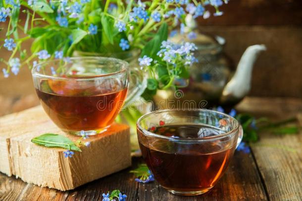 <strong>茶水杯</strong>子,<strong>茶</strong>壶,蜂蜜罐子和夏花束关于蓝色矢车菊