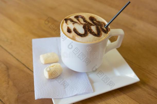 卡普契诺咖啡和巧克力装饰