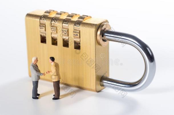 商业小型的人试图向开锁安全锁钥匙