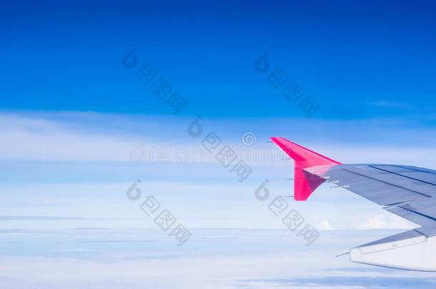 飞机翅膀关于飞机飞行的向云和布鲁斯基背景