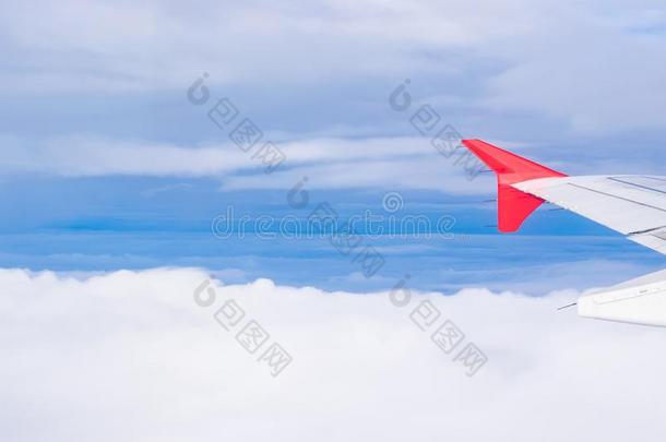 飞机翅膀关于飞机飞行的向云和布鲁斯基背景