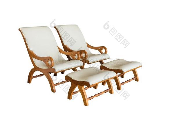 两个白色的皮扶手椅和<strong>脚凳</strong>,隔离的向白色的用绳子拖的平底渡船
