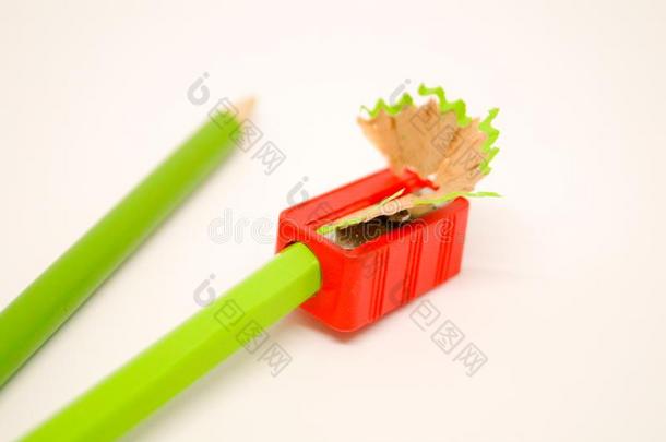 指已提到的人红色的卷笔刀用磨刀石磨一绿色的cr一yon向sh一rp.
