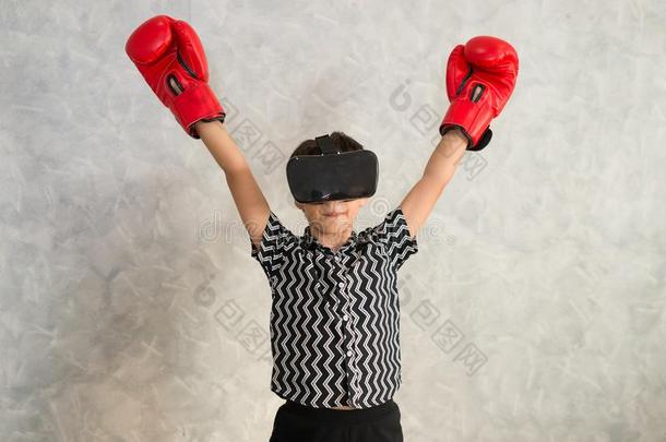 一男孩是（be的三单形式演奏拳击游戏和3英语字母表中的第四个字母实质上的现实戴在头上的耳机或听筒.