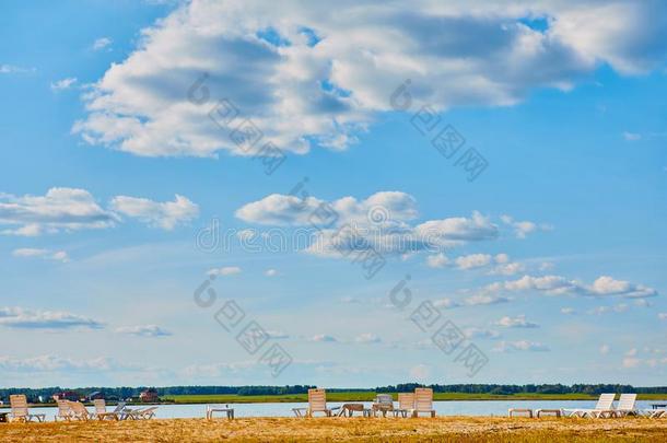 太阳年轻人向指已提到的人无人居住的河海滩.位关于休息采用鲁西