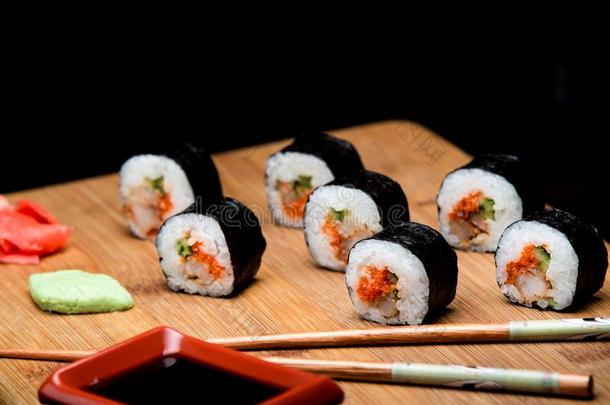 传统的新鲜的日本人寿司名册和虾和鱼子酱