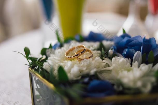 戒指为指已提到的人婚礼典礼躺向花