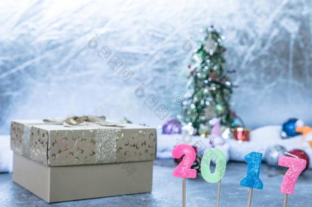 数字<strong>2017</strong>和赠品盒向圣诞节decorati向背景.