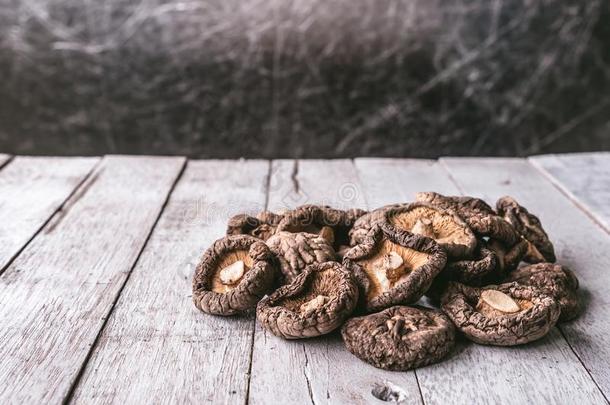 干的干燥的香菇蘑菇向木制的表.