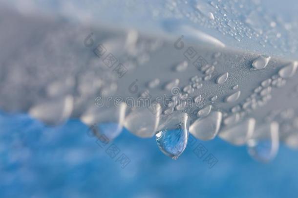 落下关于冷冻的水滴从指已提到的人蓝色天花板