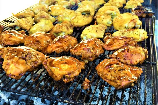 barbecue吃烤烧肉的野餐烤的鸡股越过木炭