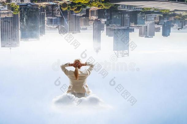 女人浮动在上面城市