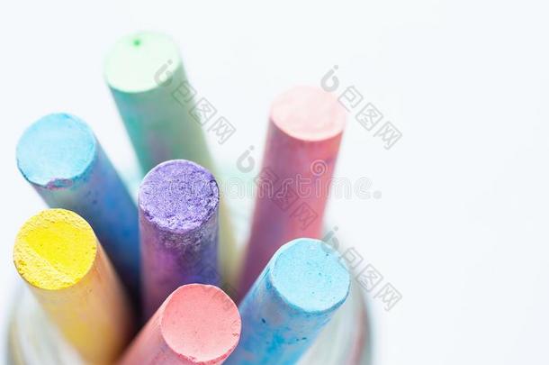束关于多彩的制造白色或彩色粉笔的白垩用彩色蜡笔画采用铅笔杯子.顶看法whiteiron白铁
