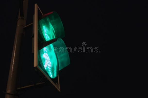 交通光和绿色的光和安全的向移动.