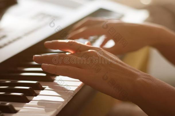手向钢琴