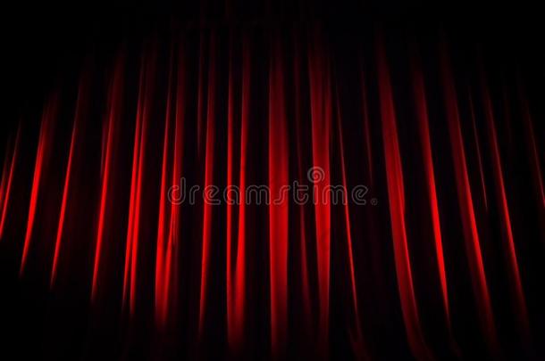 一红色的丝绒剧场窗帘在之前指已提到的人给看开始.