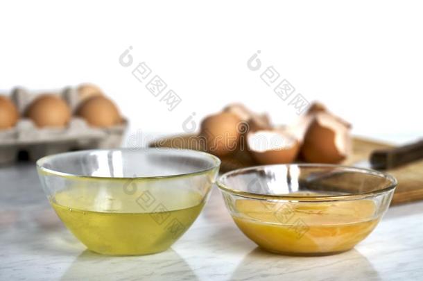 透明的保龄球和鸡蛋蛋白质和蛋黄