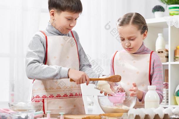 女孩和男孩烹饪术采用家厨房,mak采用g指已提到的人生面团为bak采用