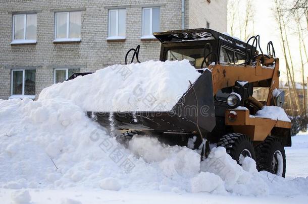 小的装货的人耙子阵亡者雪