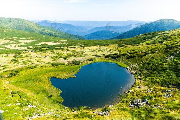 野营地点在近处指已提到的人湖.