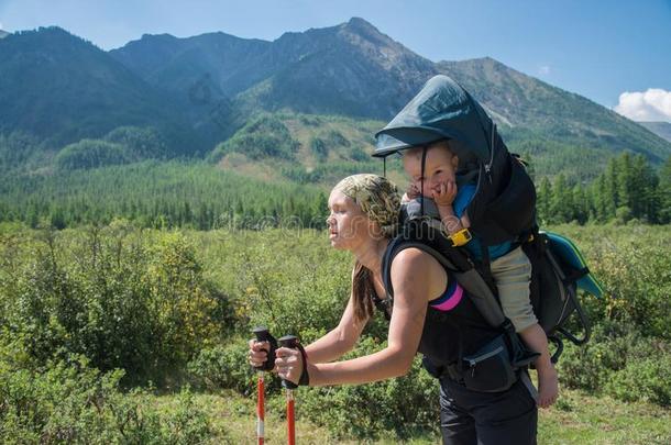 疲倦的女人远足者艰苦跋涉采用mounta采用s和小孩采用<strong>背包</strong>,