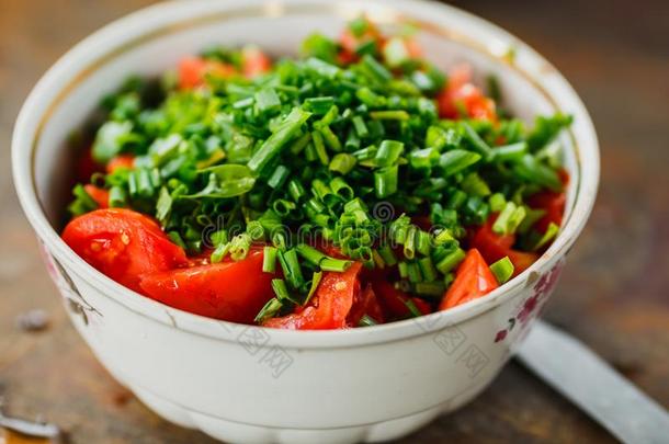 准备关于沙拉从新鲜的蔬菜,健康的日常饮食