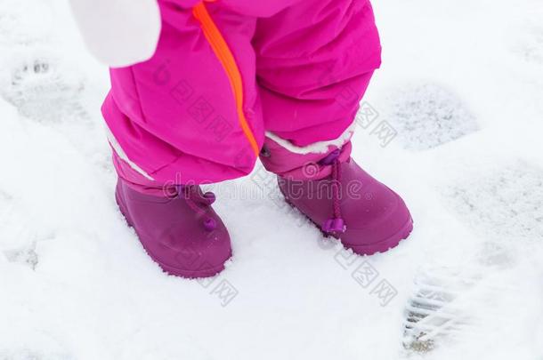 婴儿雪地靴采用指已提到的人新鲜的雪