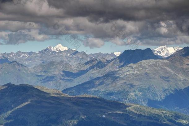 灰色云越过和煦的：照到阳光的灰色脊和山峰高的陶恩奥地利