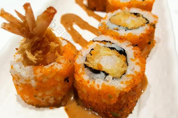 关-在上面传统的日本人寿司名册辛辣的天麸罗虾