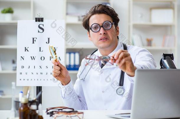 指已提到的人有趣的眼睛医生采用幽默的医学的观念