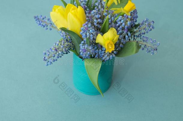 花束关于黄水仙,郁金香和马斯卡里.复活节.复活节卵是