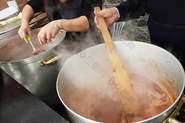 烹饪术采用大锅为狂欢节事件关于村民%1%%1阿尔塔